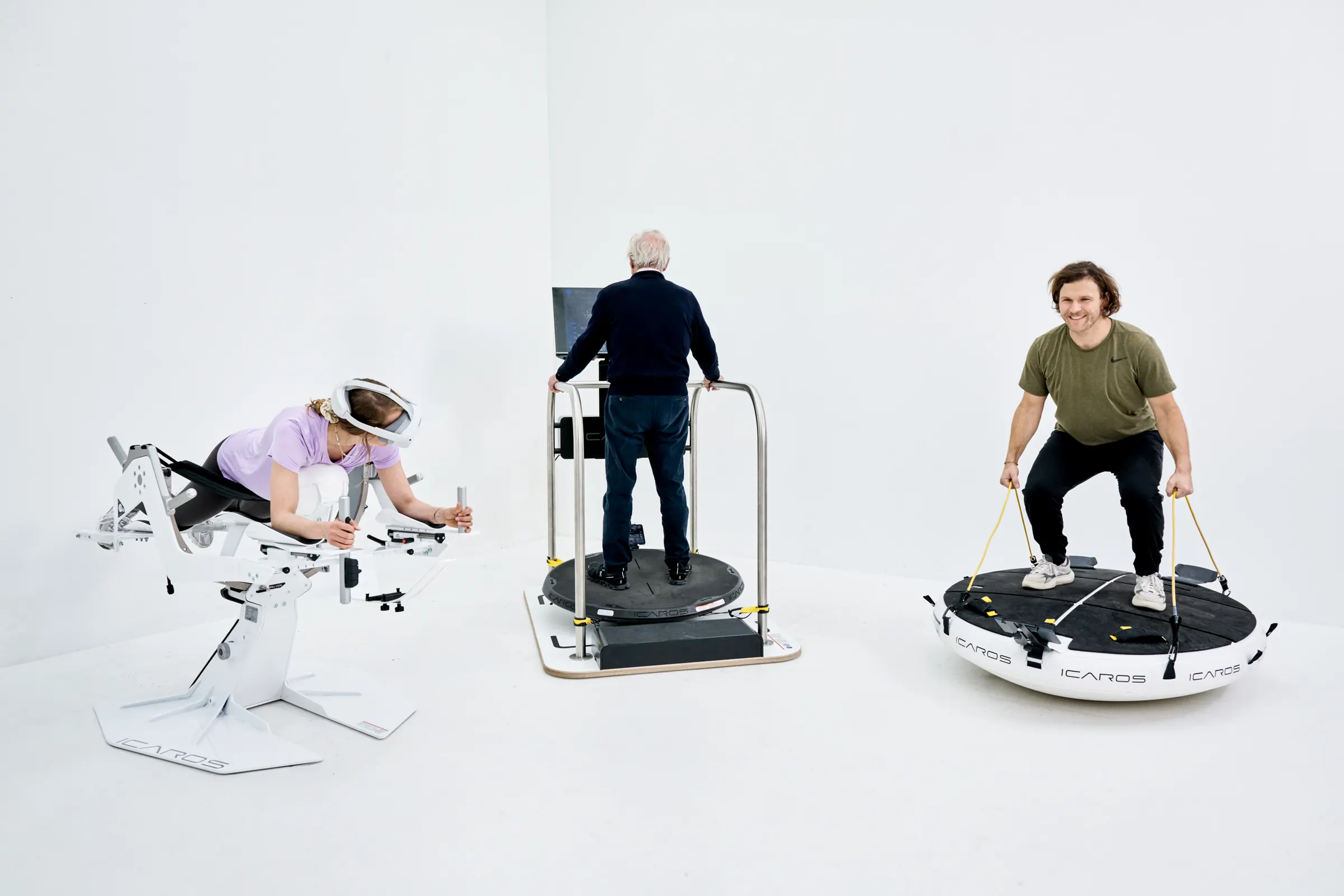 Drei Personen trainieren auf ICAROS Health, ICAROS Guardian und ICAROS Cloud